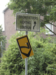 907664 Afbeelding van twee onduidelijke richtingborden bij de kruising Draaiweg-Talmalaan te Utrecht, die heringericht ...